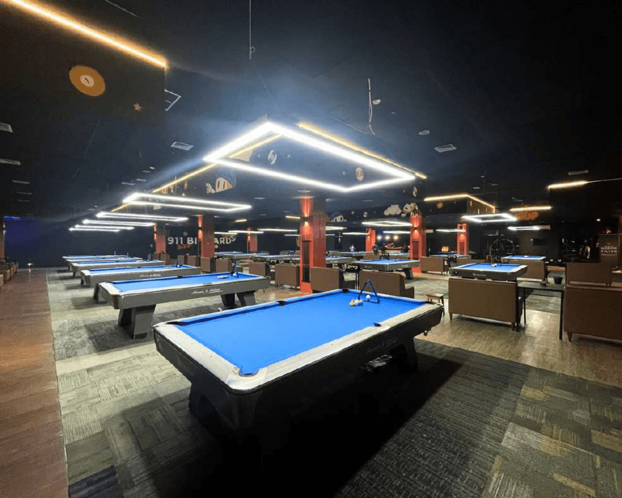 Suasana meja billiard 911 Billiard